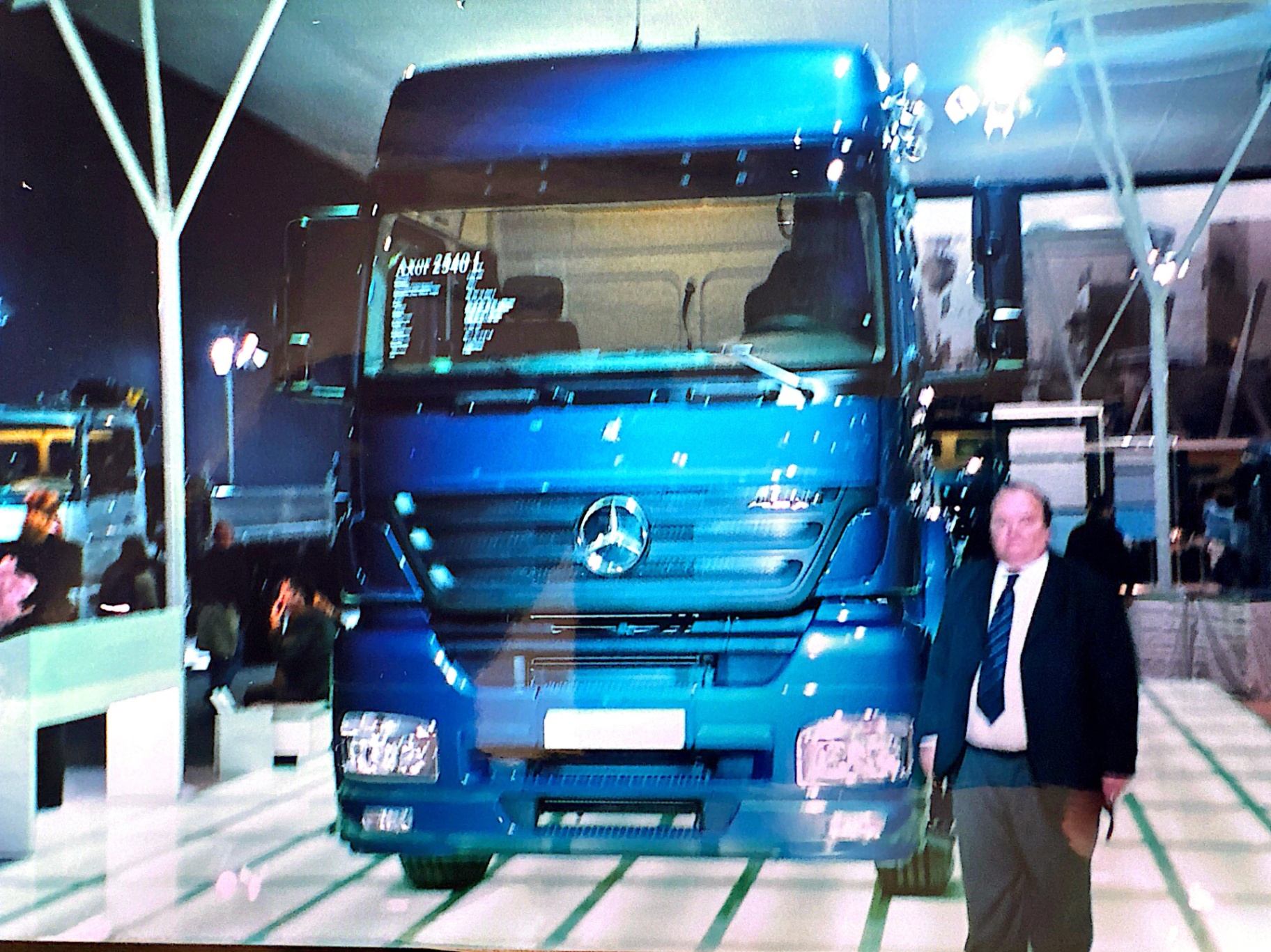 Caminhão Mercedes-Benz azul em exposição